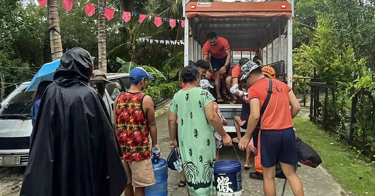 Taifūnui artėjant prie Filipinų, dešimtys tūkstančių žmonių evakuojami į saugias vietas