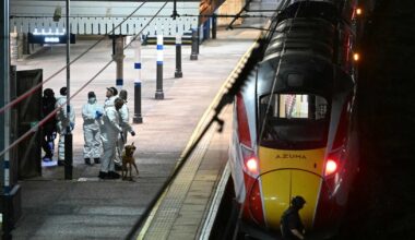 „Ten vyras visus bado peiliu“: į Londoną vykusiame traukinyje sužeista 10 žmonių