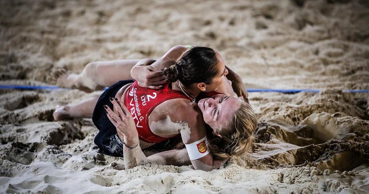 Ką Egipte, plevėsuojant Lietuvos trispalvėms, išdarinėjo Klaipėdos merginos? Visa tai regėjo būrys lietuvaičių