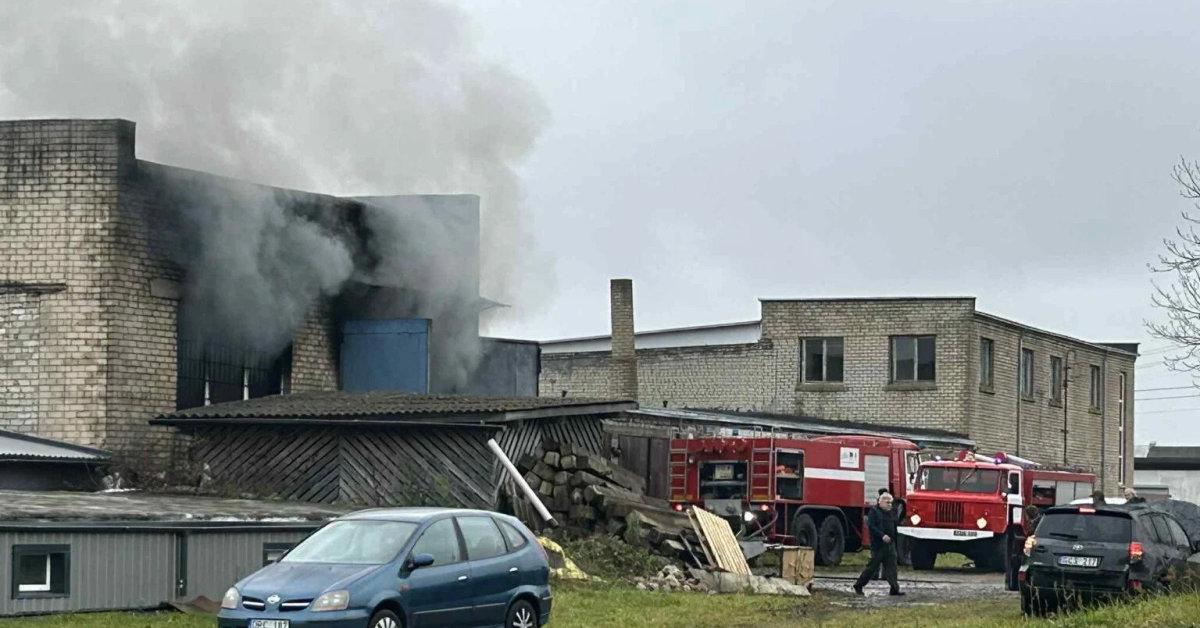 Serviso gaisras kaime buvo matomas ir iš miesto: „Žmonės skubėjo pasižiūrėti, ar ne jų namai“