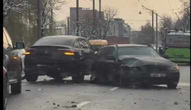 Kauno avarijų metraštyje – naujas BMW ir „Mercedes“ susidūrimas: trečias liko už kadro