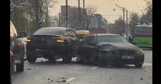 Kauno avarijų metraštyje – naujas BMW ir „Mercedes“ susidūrimas: trečias liko už kadro