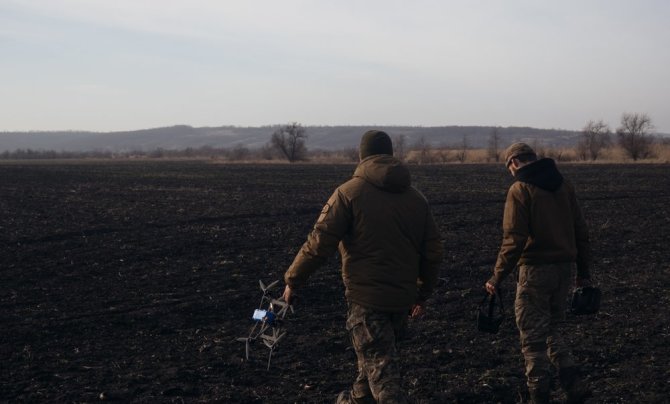 Shutterstock nuotr./Kariai nešasi droną
