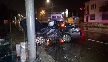 Šiurpioji Vėlinių avarija Vilijampolėje: aiškėja, kaip ir kodėl BMW apsivijo stulpą