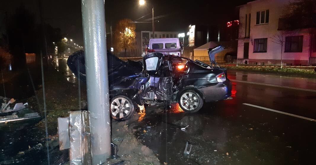 Šiurpioji Vėlinių avarija Vilijampolėje: aiškėja, kaip ir kodėl BMW apsivijo stulpą