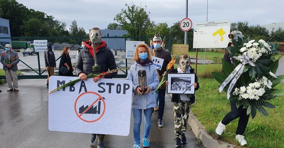 Užburtas atliekų smarvės ratas: gyventojai užuodžia ir skundžiasi, institucijos pažeidimų nefiksuoja