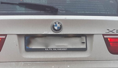 Žavios vairuotojos BMW X5 su klausimu sukėlė sąmyšį Klaipėdos gatvėse