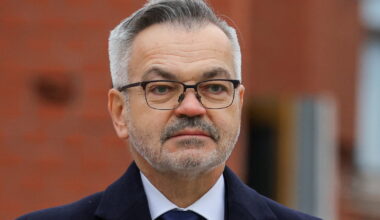 Per plauką išvengė smūgio: Lenkijos ambasadorių Sankt Peterburge užpuolė agresyvūs protestuotojai