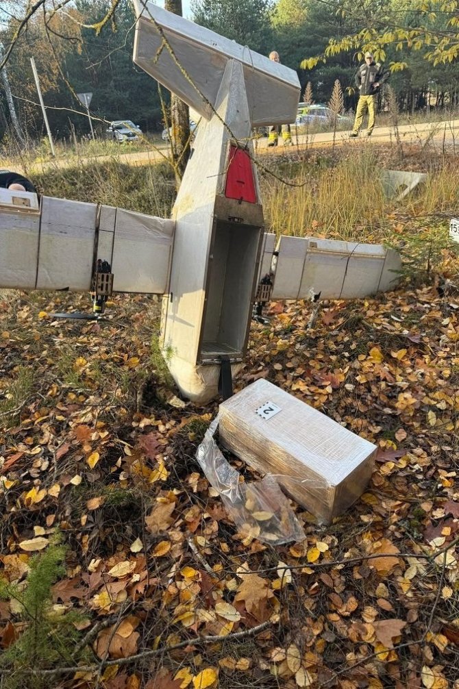 Lenkijos pasieniečių Palenkės vaivadijoje „X“ paskyros nuotr./Lenkijos pasieniečiai aptiko kontrabandines cigaretes iš Baltarusijos gabenusį droną