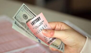 Vyras laimėjo loterijoje 3,8 milijono JAV dolerių, paslėpė netikėtą turtą nuo žmonos ir slapta gyvena prabangoje