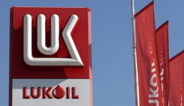 „Reuters“: Bulgarija ruošiasi perimti „Lukoil“ gamyklą – Rusijos rankos surištos