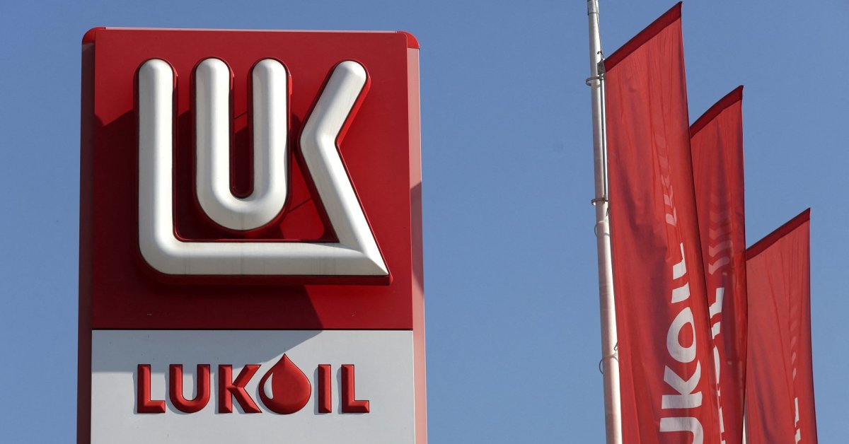 „Reuters“: Bulgarija ruošiasi perimti „Lukoil“ gamyklą – Rusijos rankos surištos