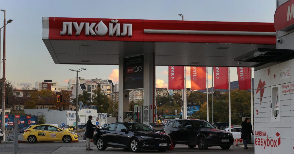 Po paskelbtų JAV sankcijų „Lukoil“ dar viena šalis prabilo, kad pritrūks degalų