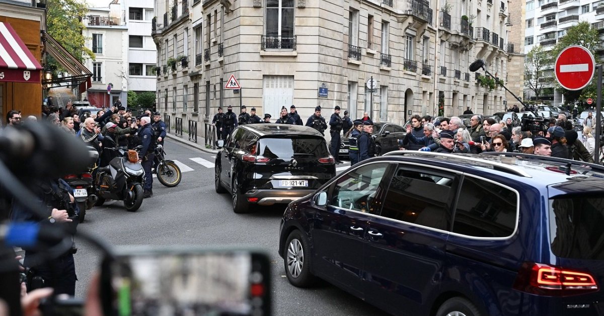 Buvęs Prancūzijos prezidentas Sarkozy išėjo iš kalėjimo: palydėjo policija su motociklais