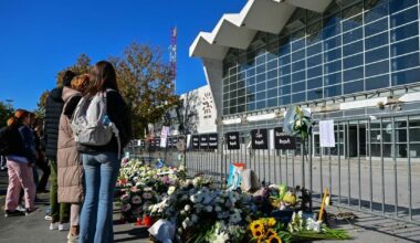 Tūkstančiai žmonių susirinko Serbijos Novi Sado mieste pagerbti geležinkelio stoties griūties aukas