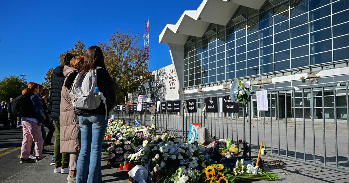 Tūkstančiai žmonių susirinko Serbijos Novi Sado mieste pagerbti geležinkelio stoties griūties aukas