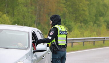 Neblaivus vairuotojas Kaune šoko iš automobilio ir bėgo nuo policijos – Kas vyksta Kaune