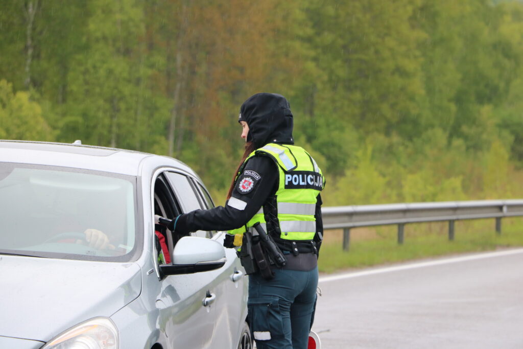 Neblaivus vairuotojas Kaune šoko iš automobilio ir bėgo nuo policijos – Kas vyksta Kaune