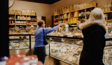 Atsisakė daugelio įprastų pirkinių: pasakė, kiek šiandien lietuviams kainuoja pilnas šaldytuvas