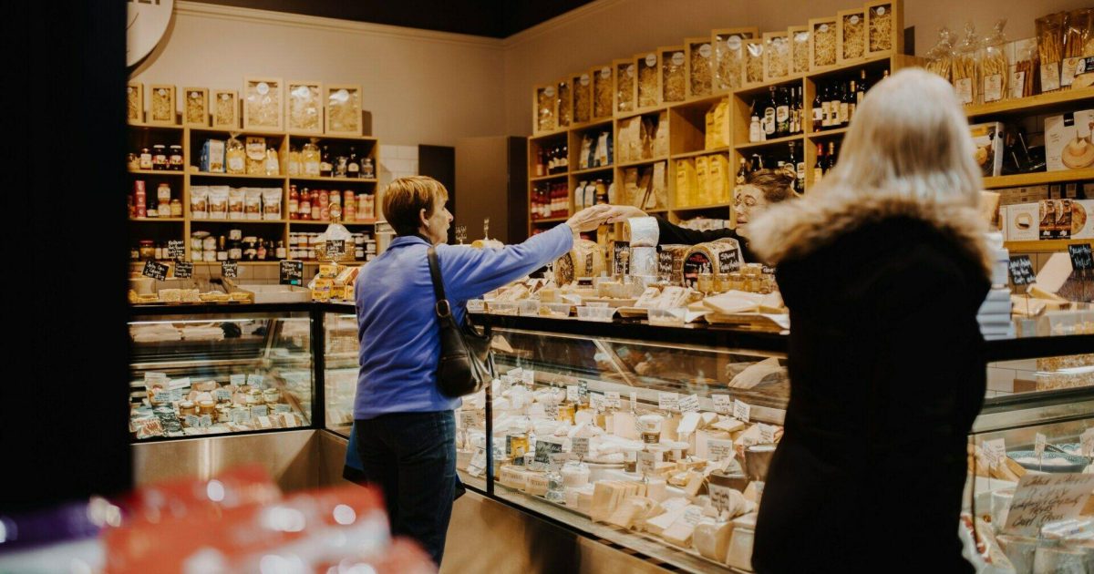 Atsisakė daugelio įprastų pirkinių: pasakė, kiek šiandien lietuviams kainuoja pilnas šaldytuvas