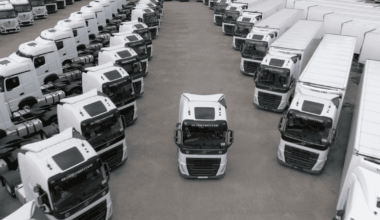 Kodėl kai kurios įmonės moka mažiau, veža daugiau ir greičiau? Atsakymas slypi sunkvežimių parke