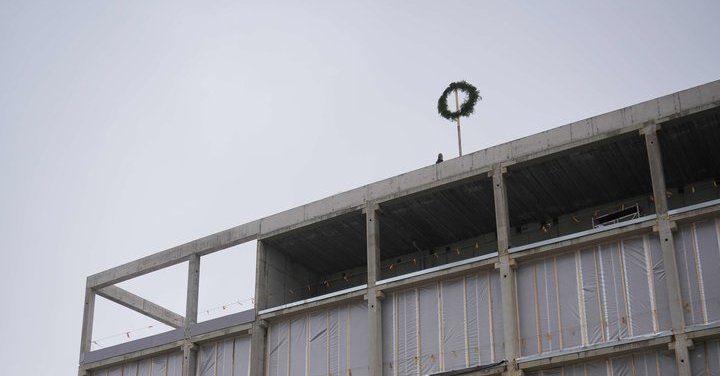 Panevėžio ligoninės Infekcinių ligų klinikos statybos sparčiai juda į priekį: iškeltas vainikas