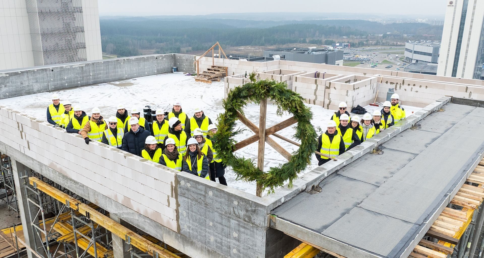 Virš aukščiausio šiuo metu Vilniuje statomo daugiabučio iškeltas pabaigtuvių vainikas