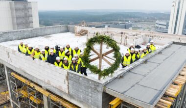 Virš aukščiausio šiuo metu Vilniuje statomo daugiabučio iškeltas pabaigtuvių vainikas