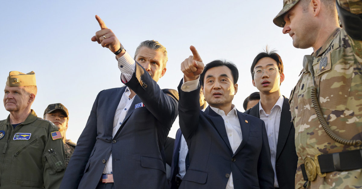 Šiaurės Korėja paleido 10 raketų prieš Hegsetho vizitą į demilitarizuotą zoną, skiriančią dvi Korėjas