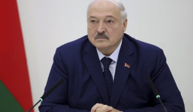 Lukašenka vėl puola Lietuvą: cigarečių balionus vadina „lietuvių verslu“