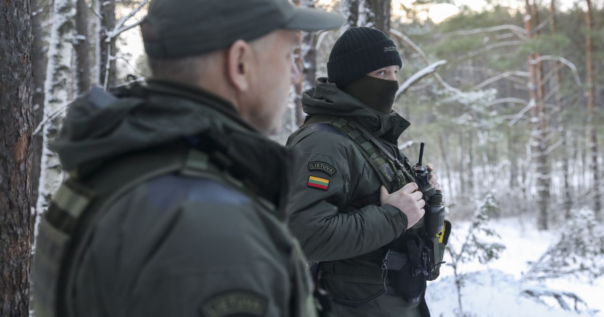 Neteisėti migrantai grasina ne tik akmenimis - Respublika.lt