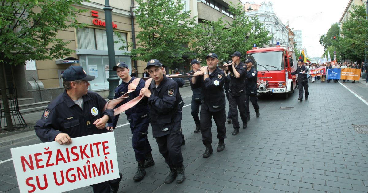 Pareigūnai vėl eina protestuoti - gana tyčiotis! - Respublika.lt