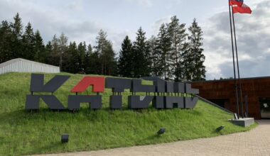 Rusija pašalino atminimo lentas nuo lenkų žudynių memorialo Katynėje - Respublika.lt