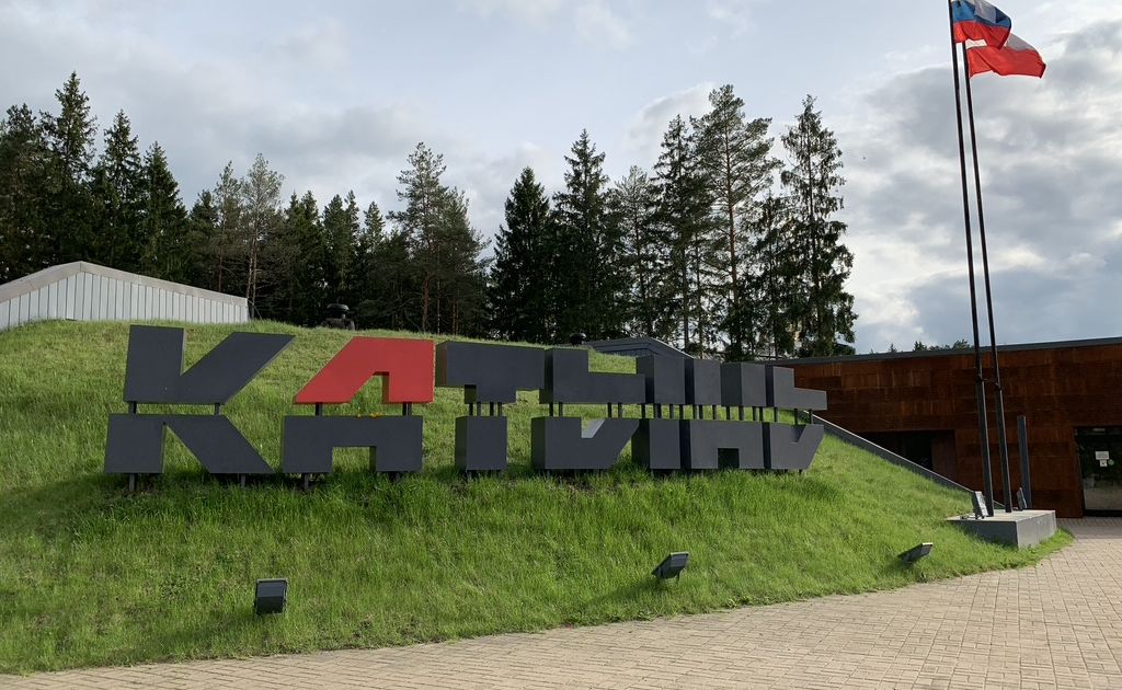 Rusija pašalino atminimo lentas nuo lenkų žudynių memorialo Katynėje - Respublika.lt