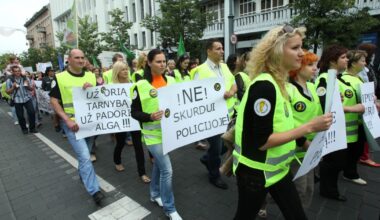 Vitas TOMKUS: REIKIA PINIGŲ (POLICININKAMS, GYDYTOJAMS, MOKYTOJAMS...)? PINIGŲ YRA! - Respublika.lt