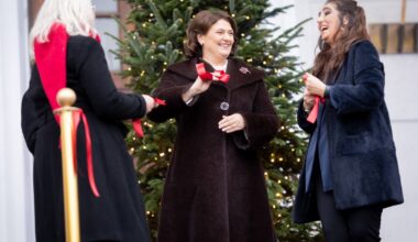 Pirmoji šalies ponia atidarė Tarptautinę Kalėdų labdaros mugę - Respublika.lt