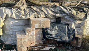 Klaipėdos rajone aptiko kontrabandinių cigarečių slėptuvę – galėjo būti atskraidintos - Respublika.lt