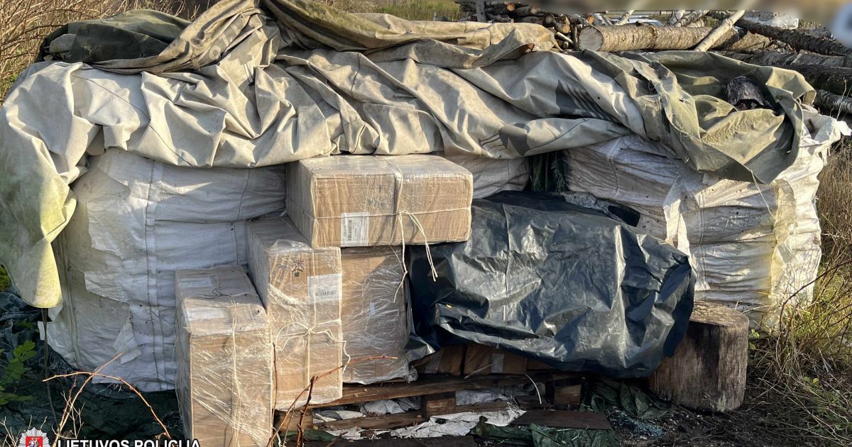 Klaipėdos rajone aptiko kontrabandinių cigarečių slėptuvę – galėjo būti atskraidintos - Respublika.lt