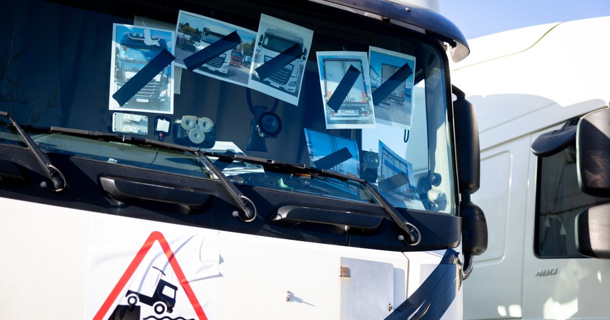 Vežėjai galės parsigabenti Baltarusijoje likusias puspriekabes - Respublika.lt