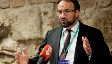 Lietuvos banko vadovas ragina neskubėti atsiimti lėšų iš pensijų fondų - Respublika.lt