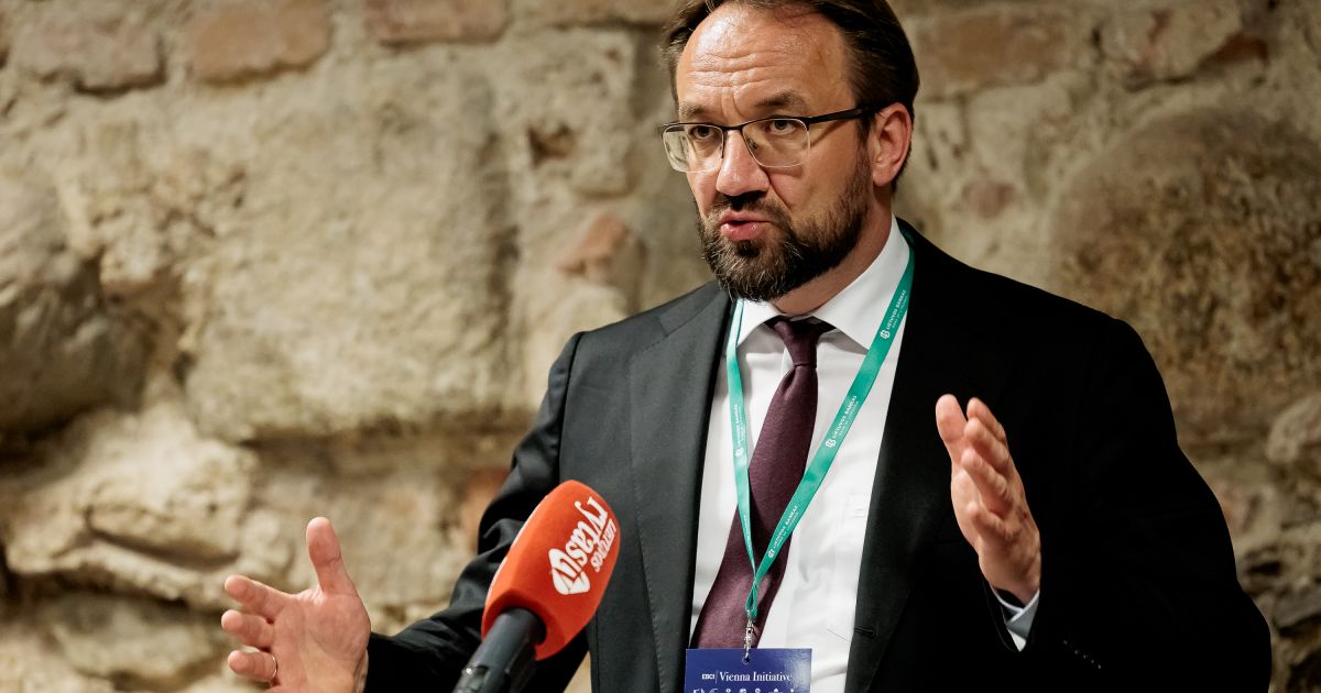 Lietuvos banko vadovas ragina neskubėti atsiimti lėšų iš pensijų fondų - Respublika.lt