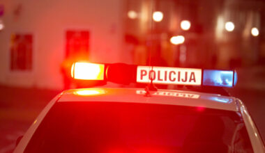 Supainiojo pedalus: Ignalinoje prie parduotuvės automobilio prispaustas senolis mirė