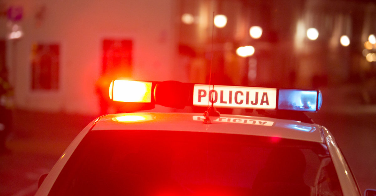 Supainiojo pedalus: Ignalinoje prie parduotuvės automobilio prispaustas senolis mirė