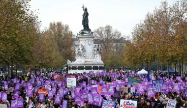 Prancūzijoje tūkstančiai žmonių reikalavo kovoti su smurtu prieš moteris