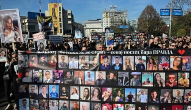 Šiaurės Makedonijoje prieš teismą dėl gaisro naktiniame klube protestuotojai reikalauja teisingumo