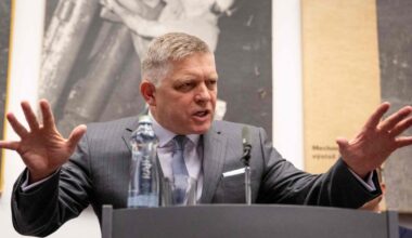 Fico rėžė protestuojantiems moksleiviams: „Jei esate tokie didvyriai, važiuokite į Ukrainą“