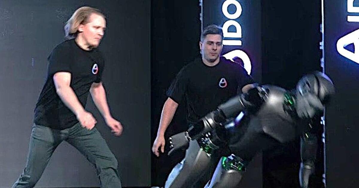 jų humanoidas scenoje elgėsi lyg girtas rusas ir viskas baigėsi apgailėtinu fiasko