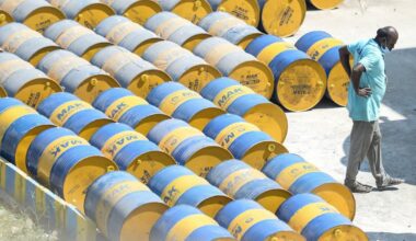 Kasa duobę Rusijai: dauguma Indijos naftos įmonių atsisakė pirkti rusišką žaliavą