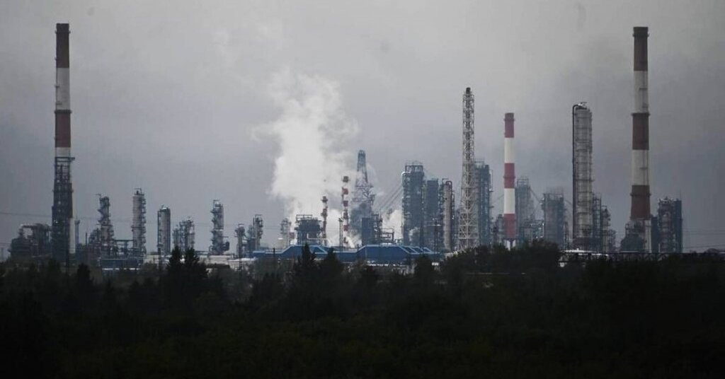 Stringa karo mašina: rusiškos naftos kainos nusirito iki 2,5 metų nematytų žemumų