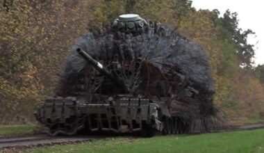 Bandydama apsisaugoti nuo Ukrainos dronų Rusija savo tankus verčia „plieniniais ežiais“ | Verslas